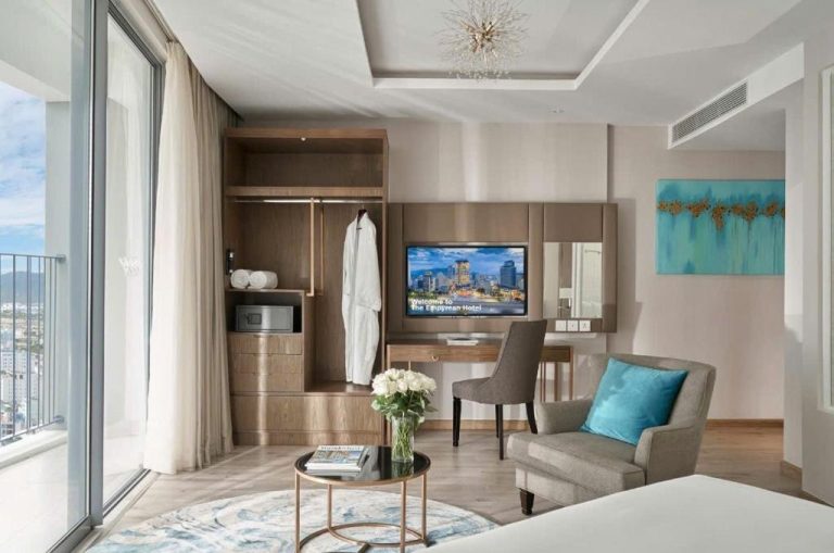 Habitación deluxe con escritorio, armario empotrado y sillón en Panorama Beach Win Nha Trang