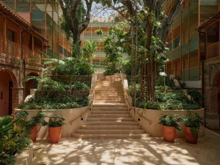 Jardín tropical interior con escalinata central del Kimpton Las Mercedes by IHG en Guatemala