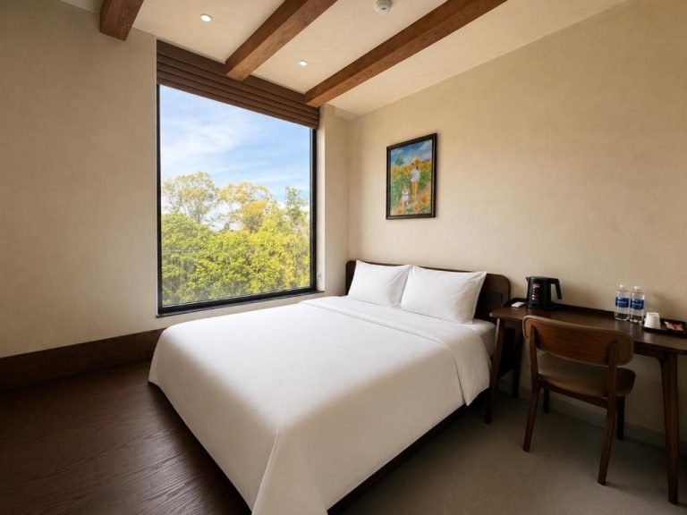 Habitación doble con cama king y ventanal con vistas al bosque en Chimney Hotel Măng Đen