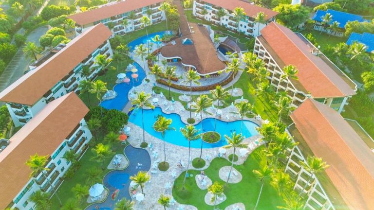 Vista aérea de las piscinas exteriores y jardines tropicales del Porto Beach Resort Marulhos Prime