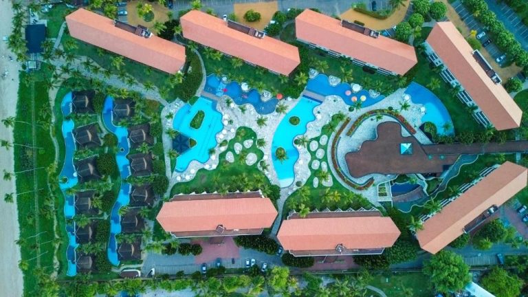 Vista aérea del Porto Beach Resort Marulhos Prime con piscinas, lazy river y jardines tropicales