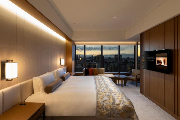 Habitación deluxe con cama king y vistas panorámicas al skyline de Tokio en The Okura Tokyo