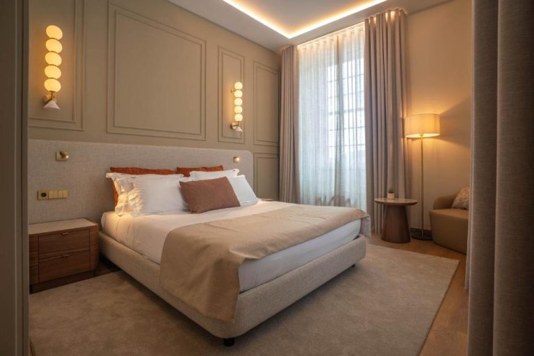 Habitación doble deluxe con cama king size y decoración elegante en The Book Hotel