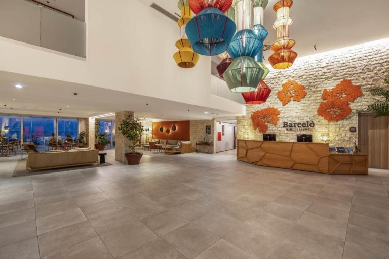 Recepción y lobby del Barceló Praia Cape Verde con lámparas de colores y decoración tropical