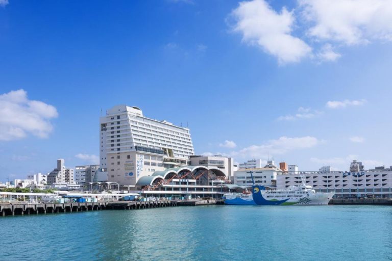 Vista del South Gate Hotel Okinawa Naha con acceso directo al puerto de Tomari y cruceros atracados