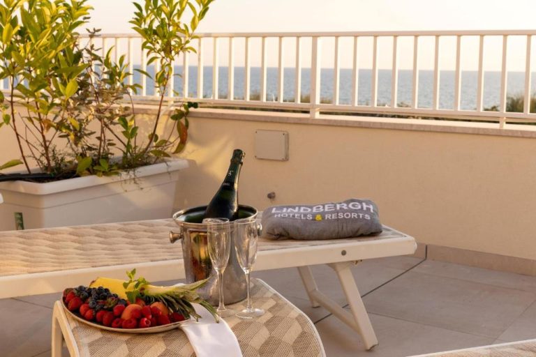 Terraza con champagne, frutas frescas y vista al mar en Modica Beach Resort