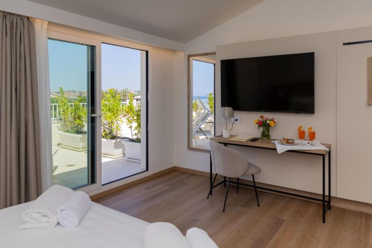 Habitación con terraza y vistas al mar en Modica Beach Resort, escritorio y TV de pantalla plana