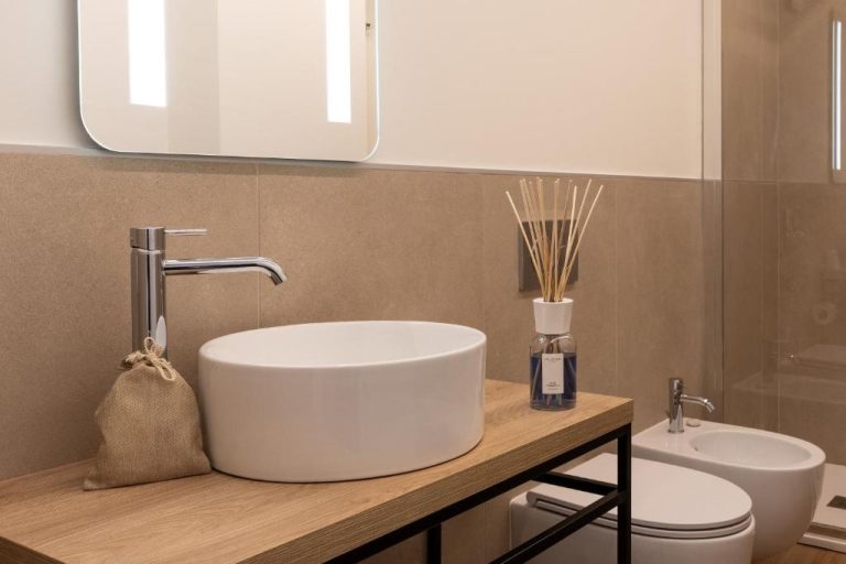 Baño moderno con lavabo de porcelana y difusor de aromas en Modica Beach Resort