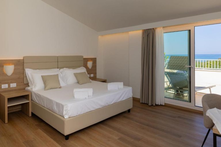 Habitación doble con cama king y terraza con vistas al mar en Modica Beach Resort