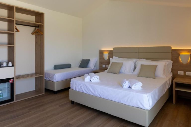 Habitación triple moderna con cama doble y cama individual en Modica Beach Resort