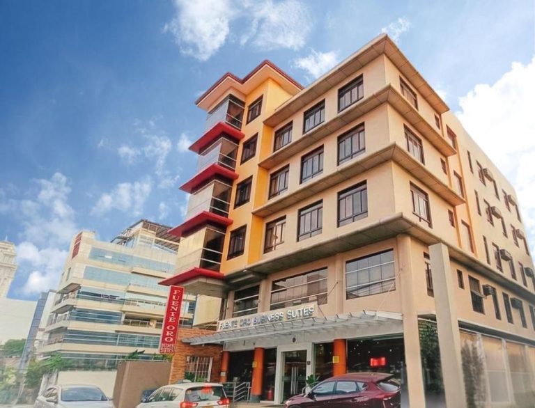 Fachada exterior del Fuente Oro Business Suites Cebu, edificio moderno de varios pisos con acabados en naranja y rojo