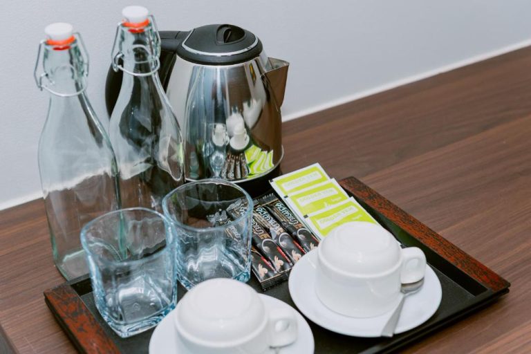 Bandeja con tetera eléctrica, tazas, vasos y té en habitación del The Sears Residence Siem Reap