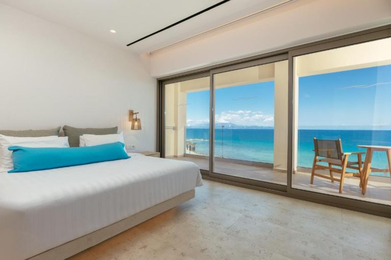 Habitación de lujo con cama doble y vistas panorámicas al mar en Tsamis Zante Suites