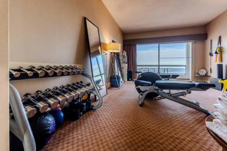 Gimnasio con mancuernas y máquina de remo con vista al mar en Enjoy Punta del Este