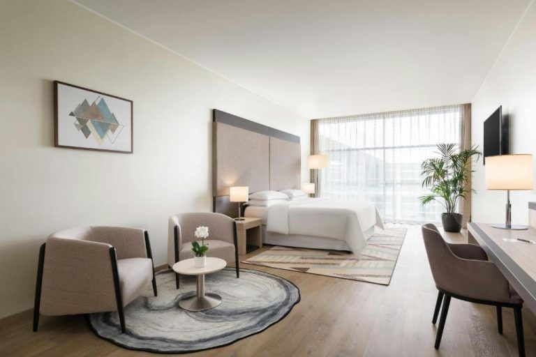 Habitación doble moderna con zona de escritorio y salón en Sheraton Milan Malpensa Airport Hotel