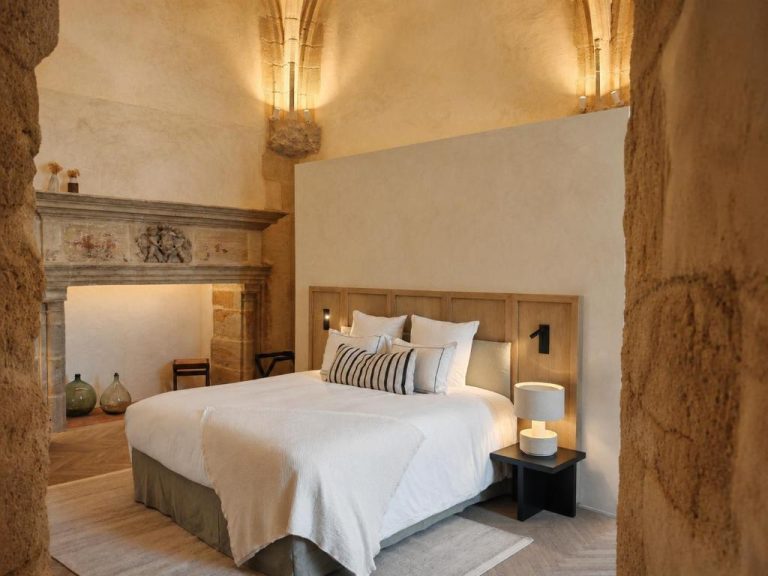 Habitación de lujo con chimenea de piedra histórica y cama doble en Les Hauts de Sancerre