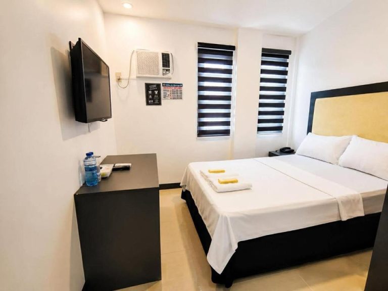 Habitación doble con cama matrimonial, TV de pantalla plana y aire acondicionado en Marias Hotel