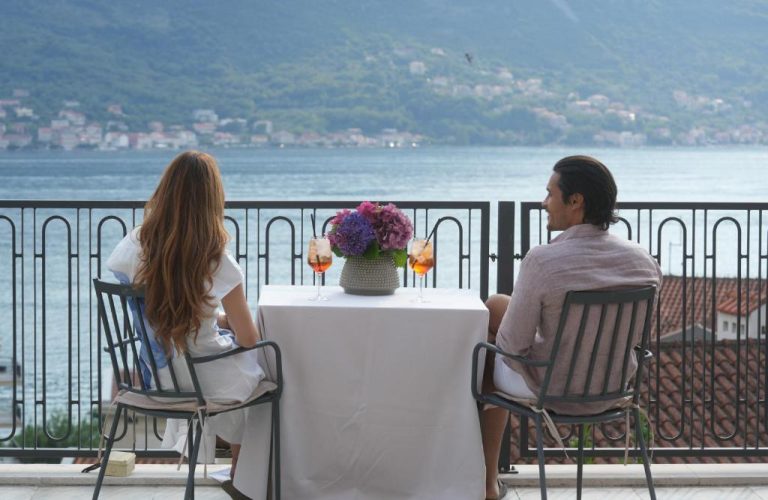 Pareja disfrutando de Aperol Spritz en terraza con vistas al mar del Boutique Hotel Casa del Mare Vizura