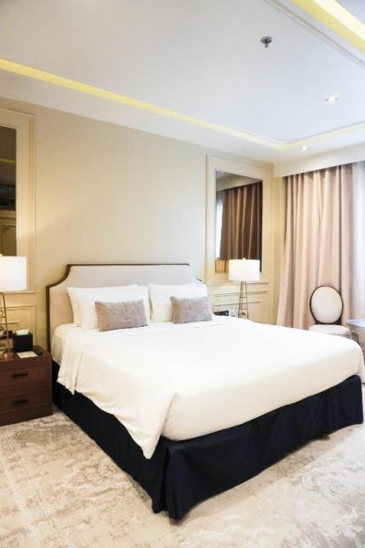 Habitación king size de lujo con cama doble y decoración elegante en The Monarch Hotel