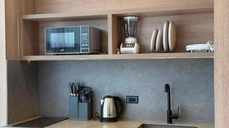 Cocina equipada con microondas, licuadora, hervidor y utensilios en Autenthico Atempo Local Suites Medellín