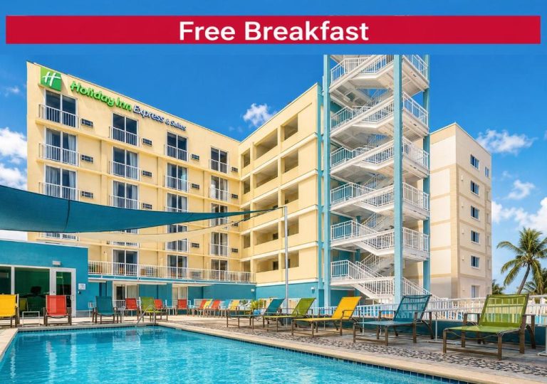 Piscina exterior con tumbonas de colores del Holiday Inn Express & Suites Nassau con desayuno gratuito incluido