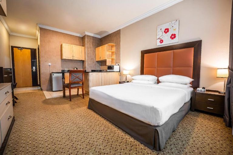 Habitación suite con cama doble y cocina integrada en Kingsgate Hotel Doha by Millennium Hotels