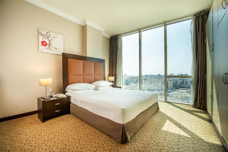 Habitación doble con cama king y vistas panorámicas a la ciudad en Kingsgate Hotel Doha by Millennium Hotels
