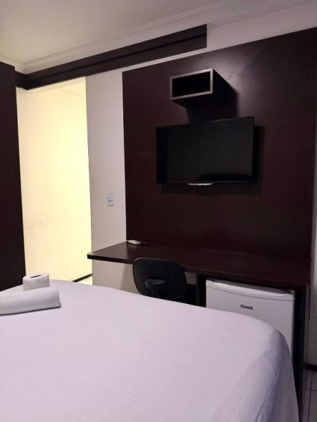 Habitación estándar del Hotel Sol Brasil con cama doble, TV de pantalla plana y escritorio