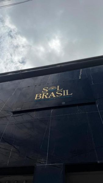 Fachada exterior del Hotel Sol Brasil en Fortaleza con revestimiento de mármol negro y logotipo dorado