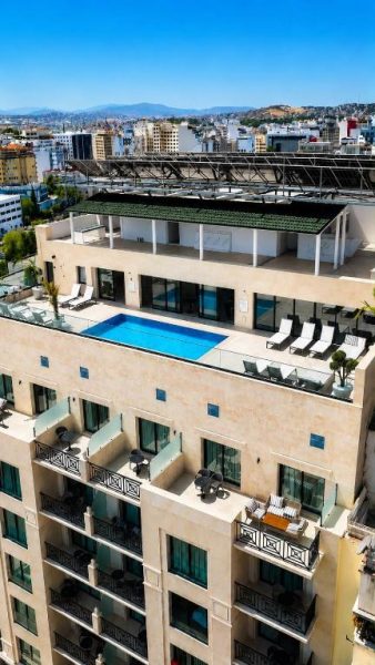 Piscina infinity en la terraza rooftop del L'Adresse Boutique Hôtel & SPA Tanger con vistas a la ciudad