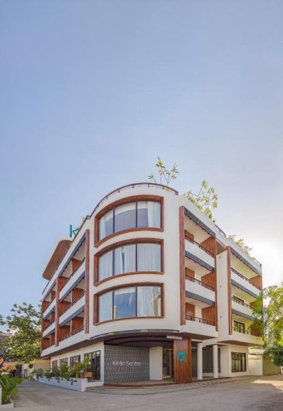 Fachada exterior del Hotel Kinan Sentral con modernas balconadas y grandes ventanales acristalados