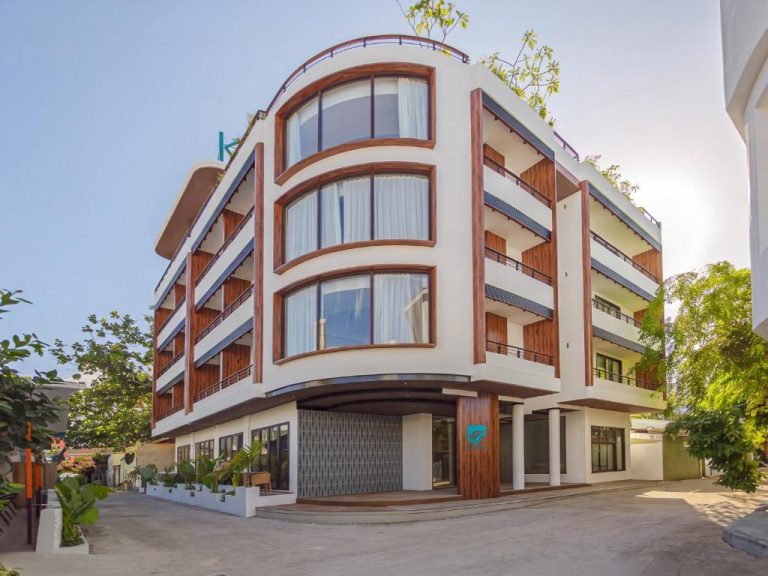 Fachada exterior del Hotel Kinan Sentral con amplios ventanales y balcones en diseño moderno