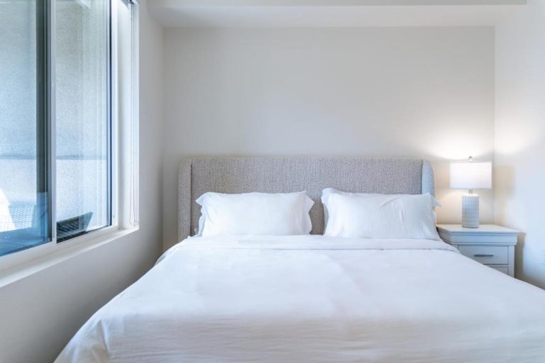 Habitación doble con cama king size y ropa blanca en Luxury 2 Bedroom Residence With Fitness and Outdoor Pool