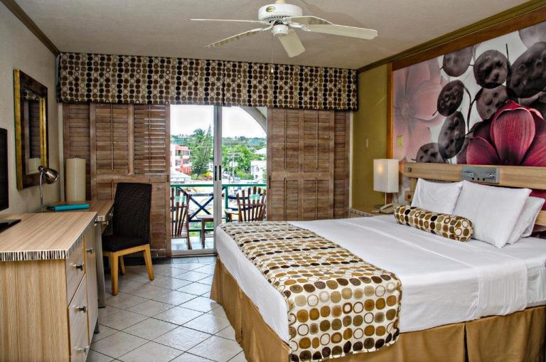 Habitación deluxe con cama king size y balcón con vistas en Accra Beach Hotel & Spa Barbados