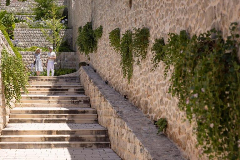 Escaleras de piedra con jardines y vegetación del Palace Natali en Dubrovnik