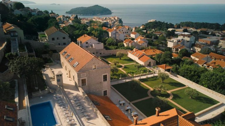 Vista aérea del Palace Natali en Dubrovnik con piscina exterior, jardines y vistas al mar Adriático