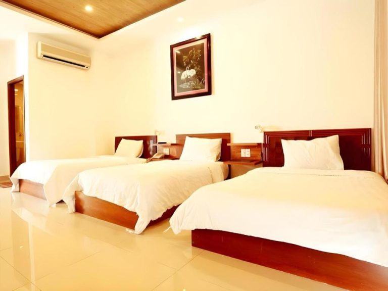 Habitación twin con dos camas y aire acondicionado en el Xuan Hung Hotel Vietnam