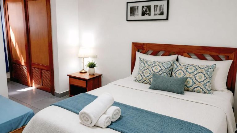 Habitación doble con cama matrimonial y decoración en azul del Aruba Beach Hotel Punta Cana