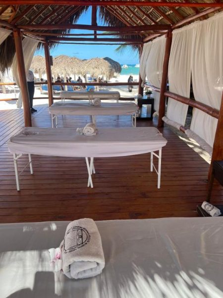 Cabana de masajes con vistas al mar en Aruba Beach Hotel Punta Cana, zona de spa en la playa