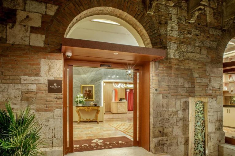 Entrada principal con arco de piedra medieval del Rosetta Hotel Perugia Tapestry Collection by Hilton