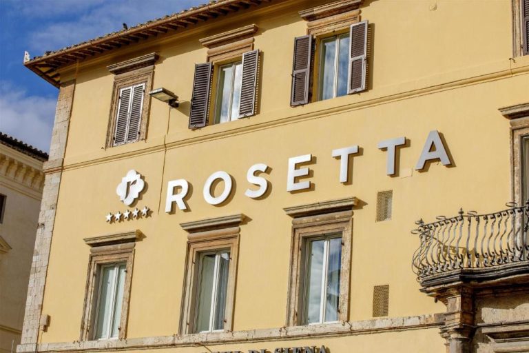 Fachada exterior del Rosetta Hotel Perugia Tapestry Collection by Hilton con edificio histórico amarillo