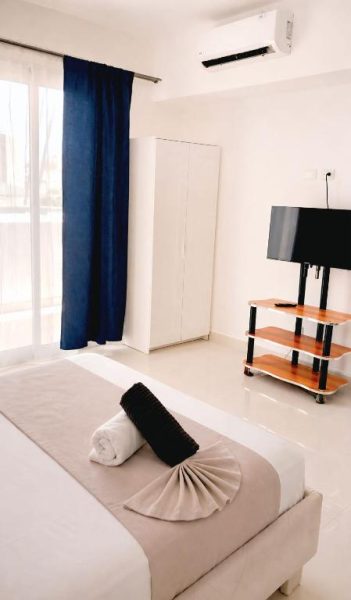 Habitación doble moderna con cama king, TV y aire acondicionado en Beach Garden Club Punta Cana