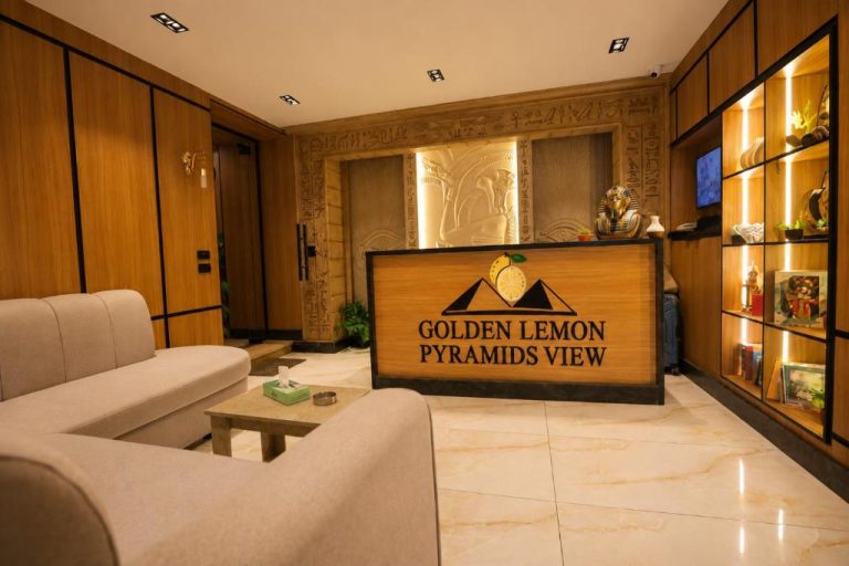 Recepción con decoración egipcia y jeroglíficos del hotel Golden Lemon Pyramids View en El Cairo