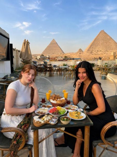 Desayuno en terraza con vistas a las Pirámides de Giza en el hotel Golden Lemon Pyramids View
