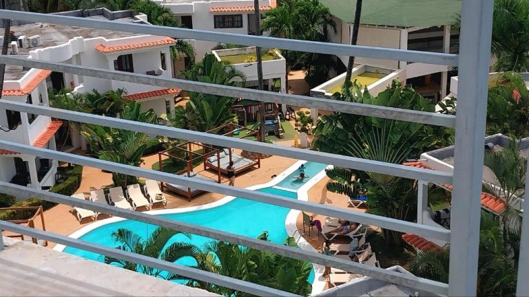 Piscina exterior con tumbonas y zona tropical del Beach Garden Club Vacation Hotel en Punta Cana