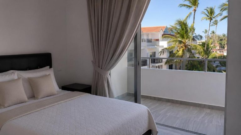 Habitación doble con balcón y vistas a palmeras en Beach Garden Club Vacation Hotel Punta Cana