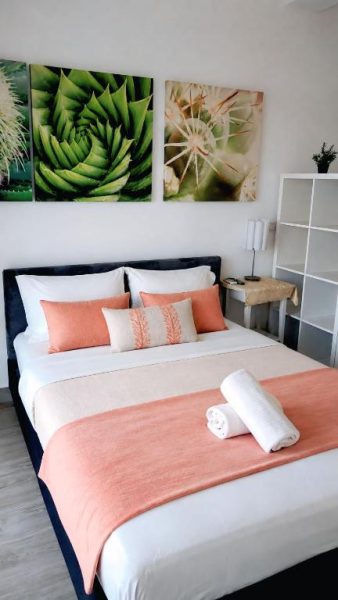 Habitación doble con cama king y decoración tropical en Beach Garden Club Vacation Hotel Punta Cana