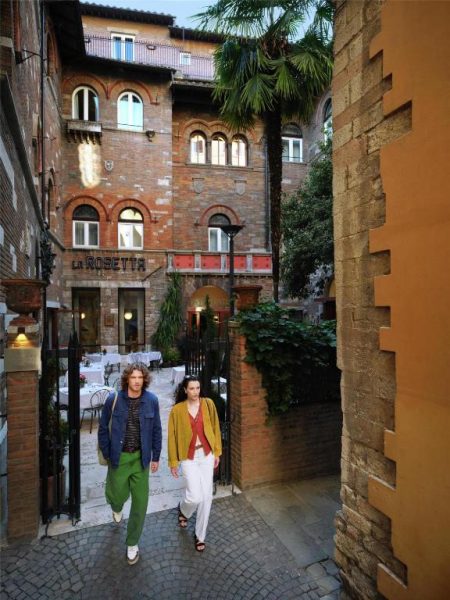 Entrada exterior y terraza del restaurante La Rosetta Hotel Perugia Tapestry Collection by Hilton