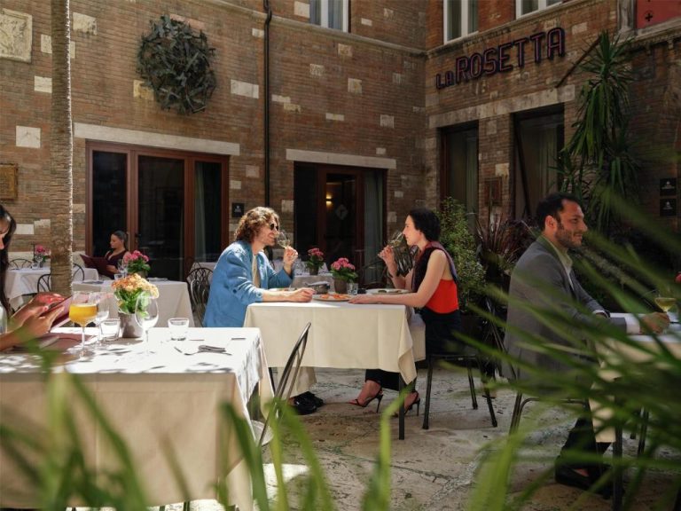 Terraza exterior del restaurante La Rosetta Hotel Perugia con mesas elegantes y ambiente italiano