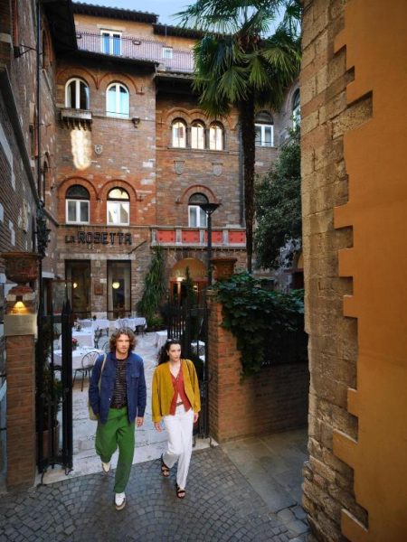 Entrada exterior del Rosetta Hotel Perugia Tapestry Collection by Hilton con fachada de ladrillo histórica